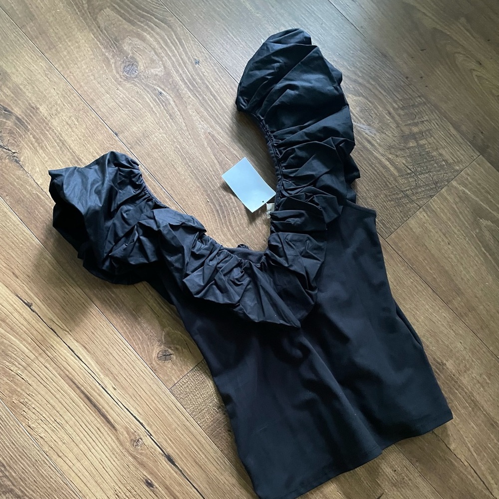 Ruffle V Neck size S
